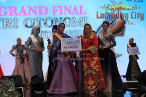 Bupati Tuba Winarti Hadiri Final Pemilihan Putri Otonomi Indonesia Tahun 2022