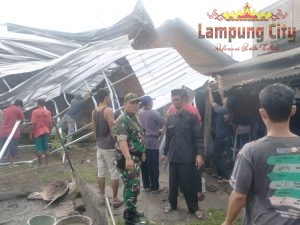 Beberapa Rumah Warga Mulya Asri Porak Poranda Akibat Terkena Angin Puting Beliung