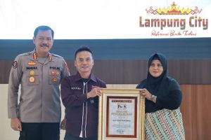 Salah Satu Wartawati Senior Terima Penghargaan Dari MGG di Hari Ibu Ke-94 di Mapolda Lampung