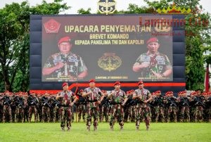 Disematkan Baret Merah Kopassus, Kapolri: Jangan Ragukan Sinergisitas TNI-Polri Jaga NKRI