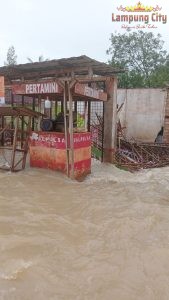 Hujan Guyuri, Kampung Portal Tulang Bawang Hingga Robohi Rumah Warga