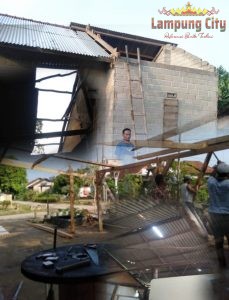 Kepalo Tiyuh Pulung Kencana Tubaba Salurkan Bantuan ke Warga Terkena Musibah Angin puting Beliung