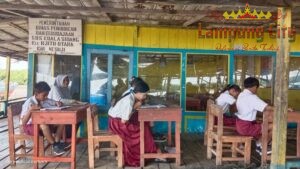 Buruknya Fasilitas SD Kuala Sidang Siswa Laksanakan Ujian di Luar Kelas