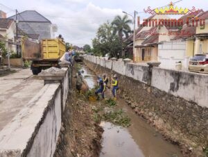 Bersihkan Anak Sungai di Villa Gardena 4, Satgas Banjir Dinas PUPR Palembang Turun Tangan