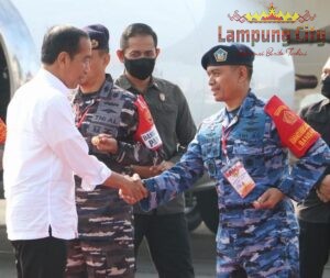 Danlanud BNY Sambut Kedatangan Presiden Jokowi di Bandara Raden Intan II