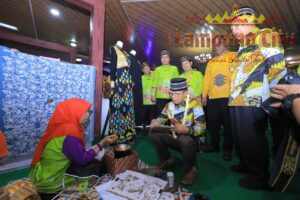 Qudrotul Ikhwan MM Mendapat Apresiasi Dari Gubernur Lampung Batik Hasil UMKM Tulang Bawang