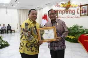 Gubernur Lampung Arinal Djunaidi Terima penghargaan Anugerah Keterbukaan Informasi Publik Tahun 2023