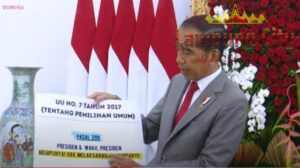 Jokowi Tenteng Kertas Besar Luruskan Pernyataannya Soal Presiden Boleh Kampanye