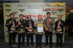 Pj Bupati Tuba Raih Penghargaan Sebagai The Best Figure Innovative of Indonesia 2024