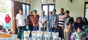 Kampung Mekar Jaya Salurkan Bantuan Beras Bulog