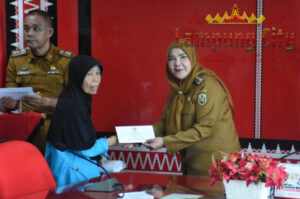 Walikota Bandar Lampung Eva Dwiana Salurkan Bantuan Uang Tunai untuk Korban Bencana dan Warga yang Sakit Parah