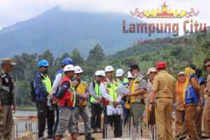 Pj Bupati Lambar Nukman Tinjau Pembangunan Pasar Tematik Danau Ranau