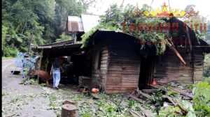 Curah Hujan Tinggi Akibatkan Tanah Longsor Hingga Rumah Warga Nyaris Ambruk Terseret Arus Sungai Di Lambar