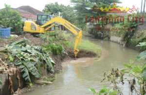 Normalisasi Bencana Banjir, Walikota Eva Dwiana Turunkan Excavator Menyusuri Sungai