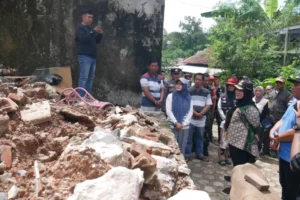 Walikota Bandar Lampung, Eva Dwiana, Meninjau Lokasi Longsor dan Berjanji Membangun Kembali Rumah yang Hancur