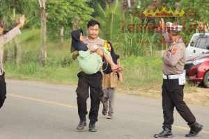 Viral Polisi Gendong Nenek Lumpuh di Acara Baksos Polres Tulang Bawang