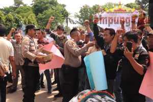 Pecah Rekor! Wartawan Tulangbawang Demo Kantor Pemkab, Soroti Kebijakan Represif Kadis Kominfo
