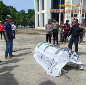 Menggigil! Ratusan Wartawan Angkat Keranda Mayat, Tuntut Kadis Kominfo Dicopot di Tulang Bawang