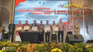 Sekdaprov Lampung Raih Penghargaan Sekda Terbaik Kategori Vision Pada ASKOMSI Digital Leadership Government Award 2025