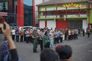 Wali Kota Eva Dwiana Lepas 13 Truk Bantuan Kemanusiaan untuk Korban Banjir di Sumatera
