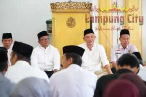 Safari Ramadan di Gedung Ratu, Wabup Nadirsyah Ajak Warga Perkuat Sedekah dan Kepedulian Lingkungan