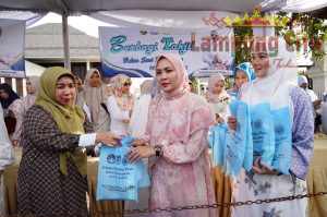 Antusiasme Warga Warnai Kegiatan Berbagi Takjil PKK dan DWP Ptovinsi Lampung