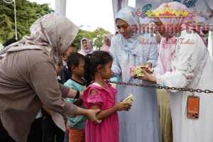 Kolaborasi TP. PKK, DWP, dan OPD Provinsi Lampung Bagikan Ratusan Takjil untuk Masyarakat