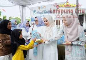 Semangat Ramadan, TP PKK dan DWP Provinsi Lampung Berbagi Takjil Meski Sempat Diguyur Hujan