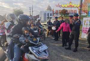 Brimob Tulang Bawang Berbagi Takjil, Kepedulian Nyata di Jalan Lintas Timur