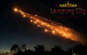 Fenomena Langit Ruwai Jurai Gegerkan Warga Lampung, Cahaya Memanjang Disangka Serangan, Ternyata Jejak Komet