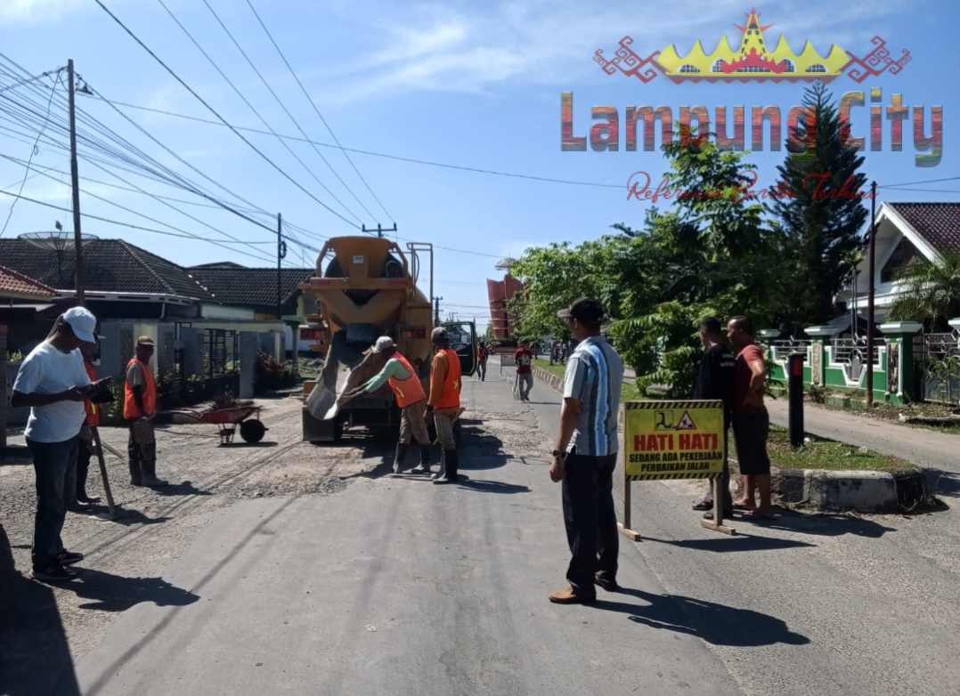 Tanggap darurat Dinas PUPR Tubaba Bersama masyarakat perbaiki jalan provinsi
