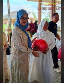 Herlina Qudrotul Perkuat Silaturahmi Lewat Aksi Berbagi di Masjid Al-Hidayah, Warga Sambut Hangat