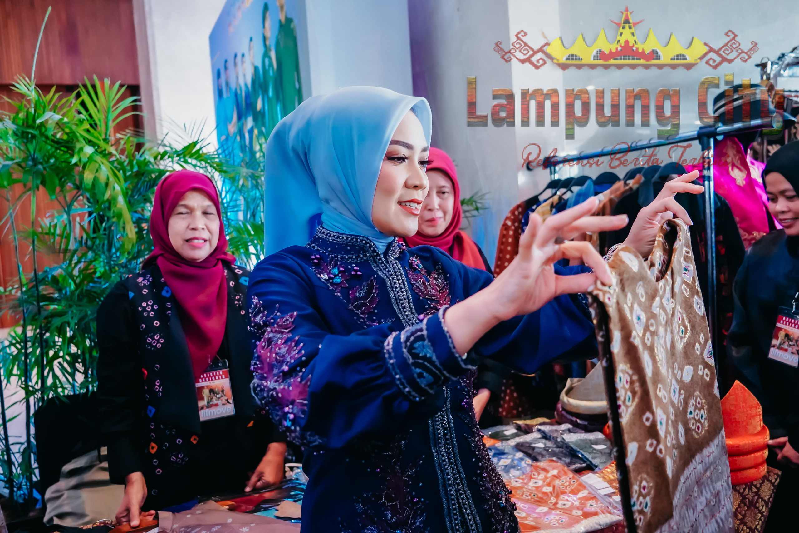 Ketua Dekranasda Provinsi Lampung Tampil di Catwalk, Tegaskan Dukungan bagi Kebangkitan Industri Kreatif Daerah