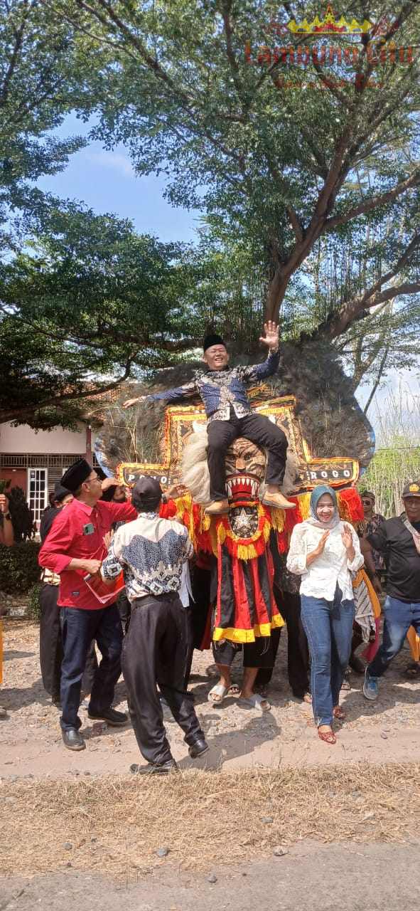 Ratusan Warga Antusias Antar Hendarwan Daftar Pilkati Pulung Kencana Naik Hentraktor Edet Diiringi Reog Ponorogo dan Jaranan