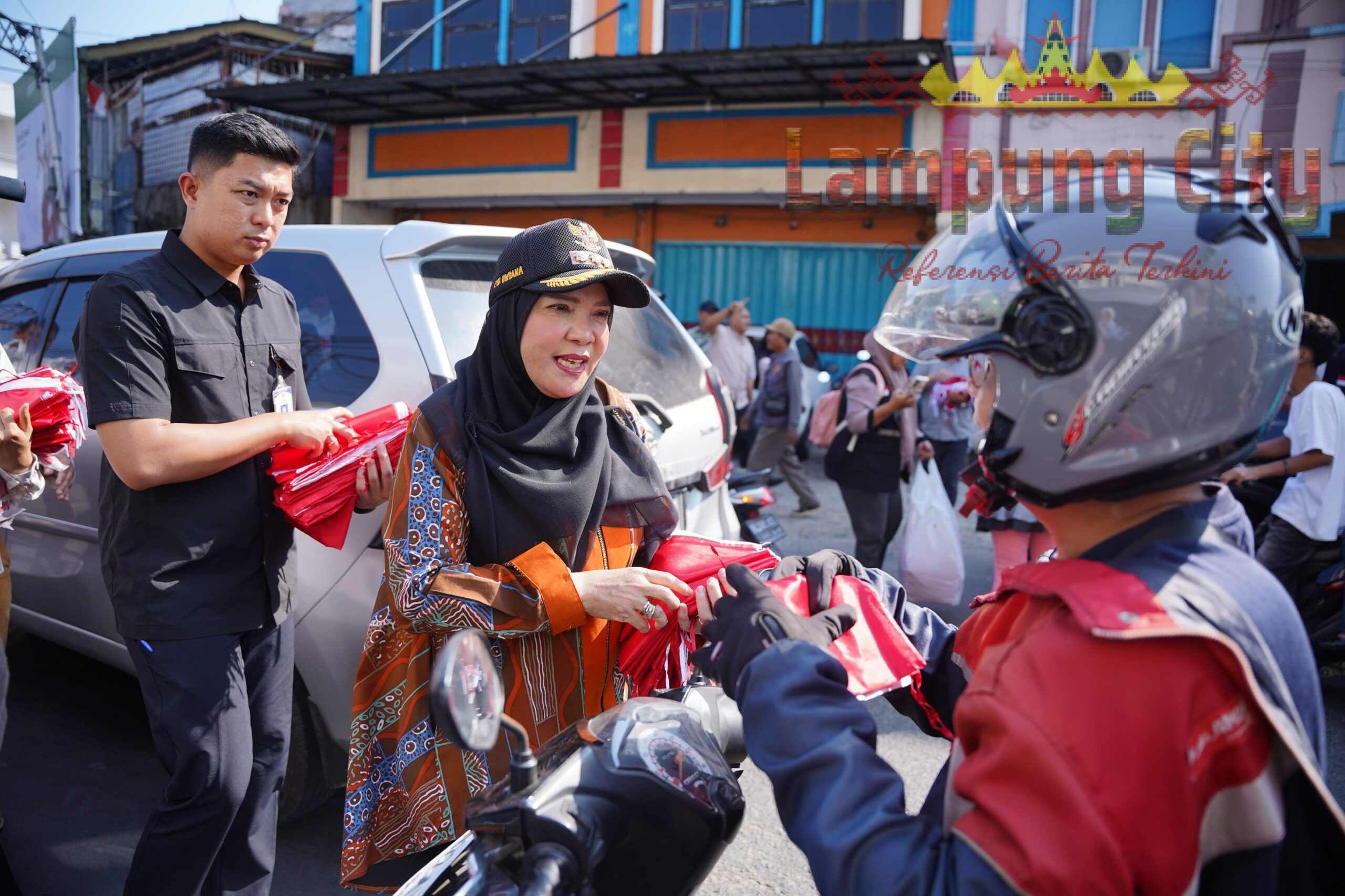 Sambut HUT ke-81 RI, Eva Dwiana Bagikan 10 Ribu Bendera Merah Putih ke Warga Bandar Lampung