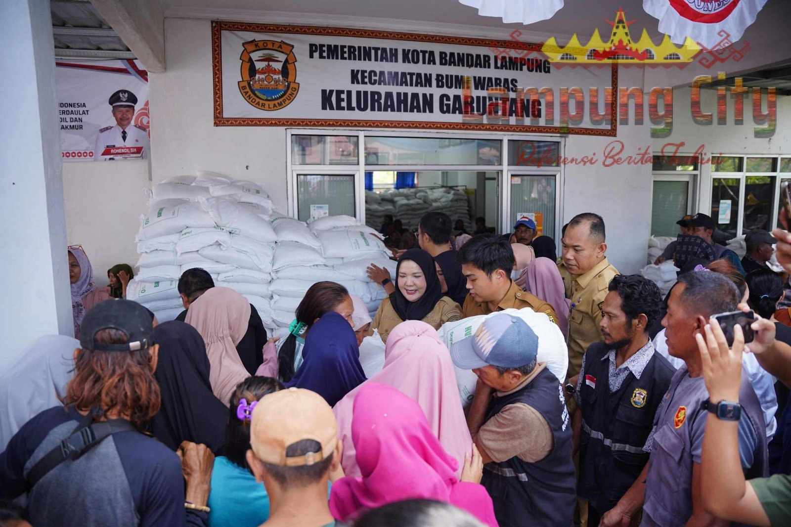 Walikota Bandar Lampung Eva Dwiana Salurkan Bantuan Beras Kepada Masyarakat