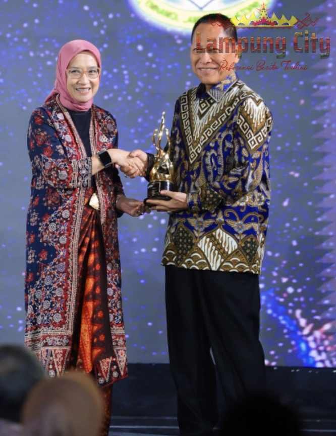 PEMKAB TULANG BAWANG RAIH APRESIASI DAERAH PEDULI LAYANAN PUBLIK DAN KETERBUKAAN INFORMASI