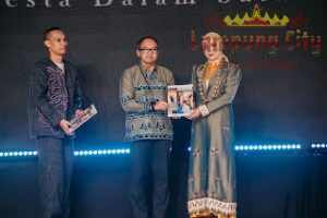 Ketua Dekranasda Provinsi Lampung Tampil di Catwalk, Tegaskan Dukungan bagi Kebangkitan Industri Kreatif Daerah
